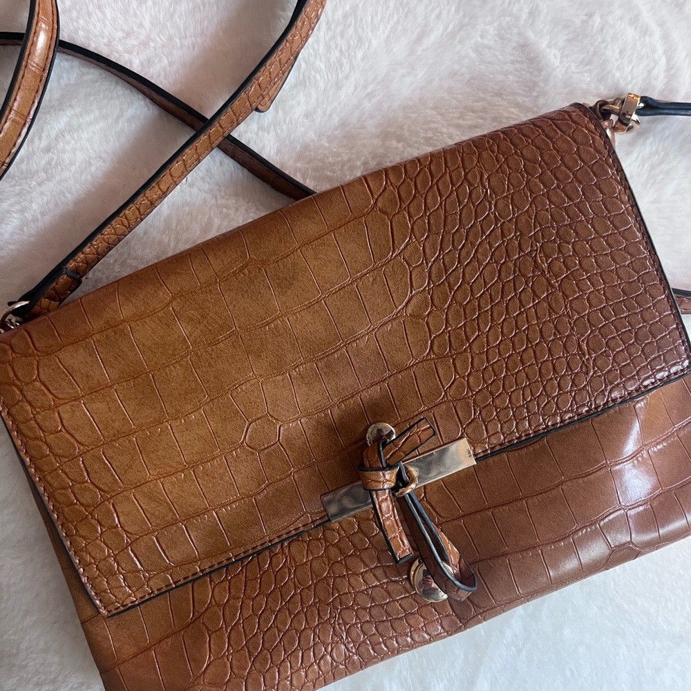 Elegant Brown Crocodile-Embossed Women's Bag